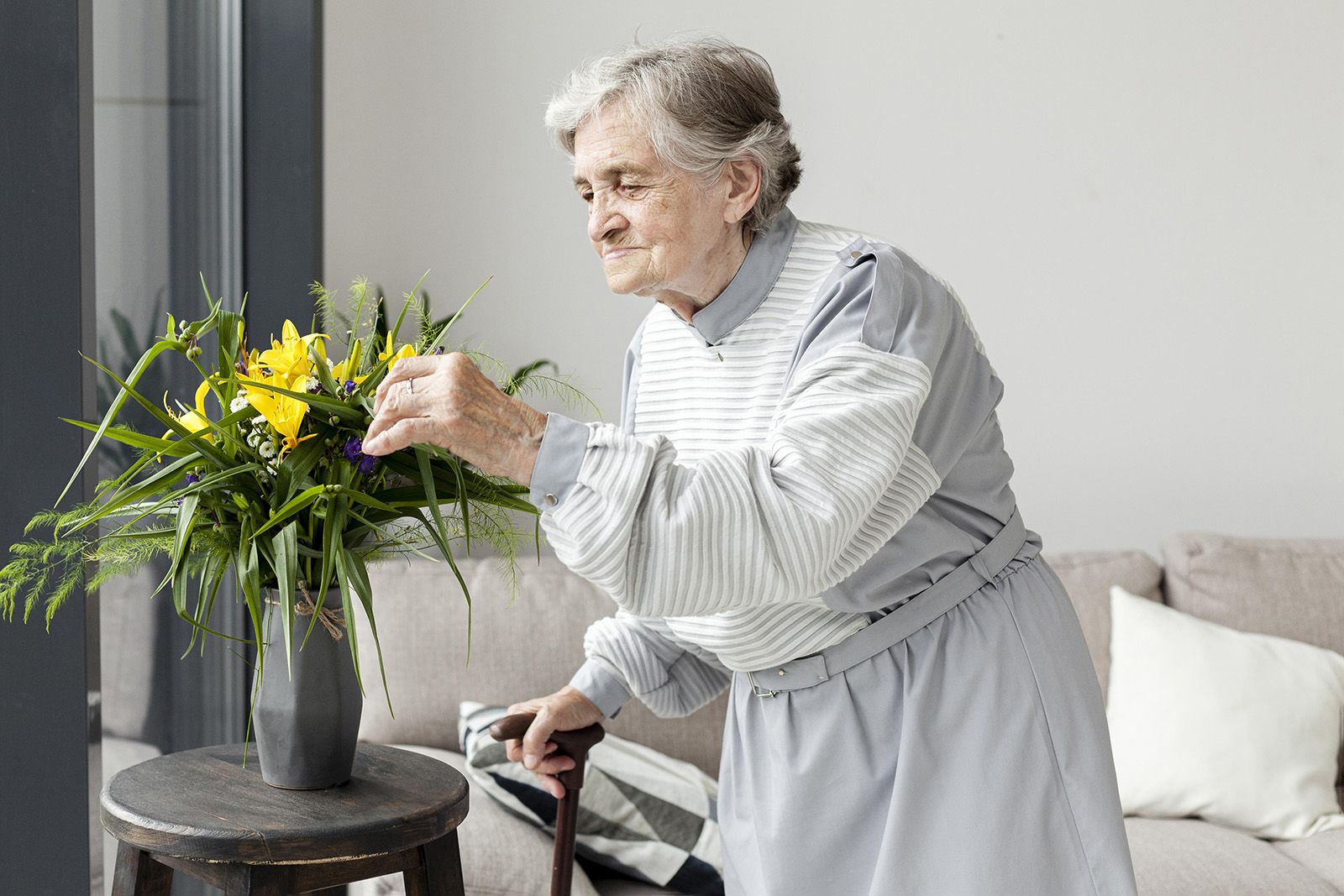 retrato anciana abuela tocando flores